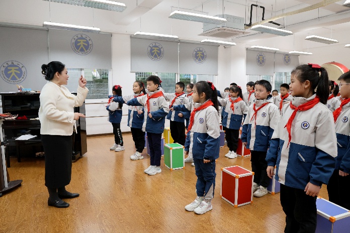 以评促优强美育,以艺育人润童心