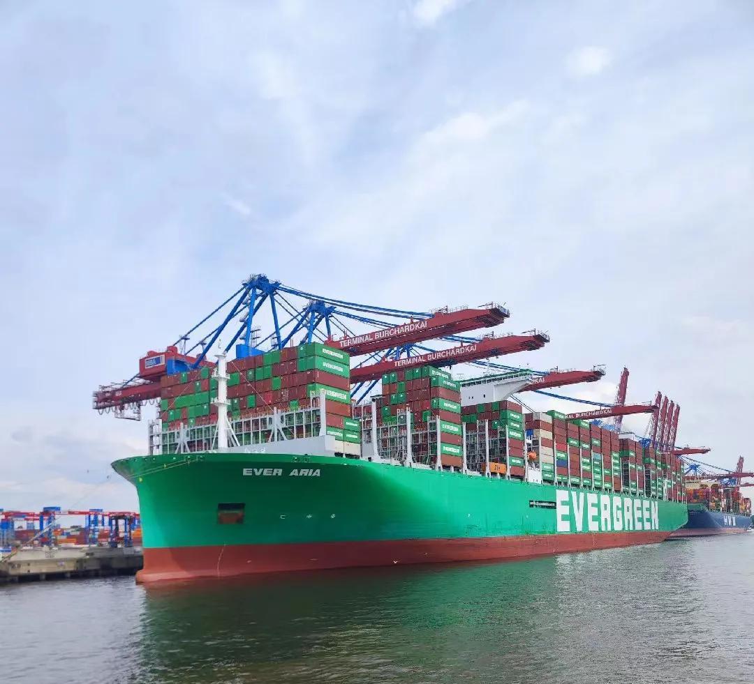 长荣海运的集装箱和船只为绿色,英文释义为始终绿色