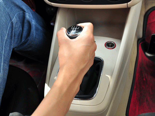 三十年老司机亲历：自动挡车里那场生死时速，让我连夜翻出手动挡驾照，背后藏着4.92亿人不知道的200万公里行车账本-有驾