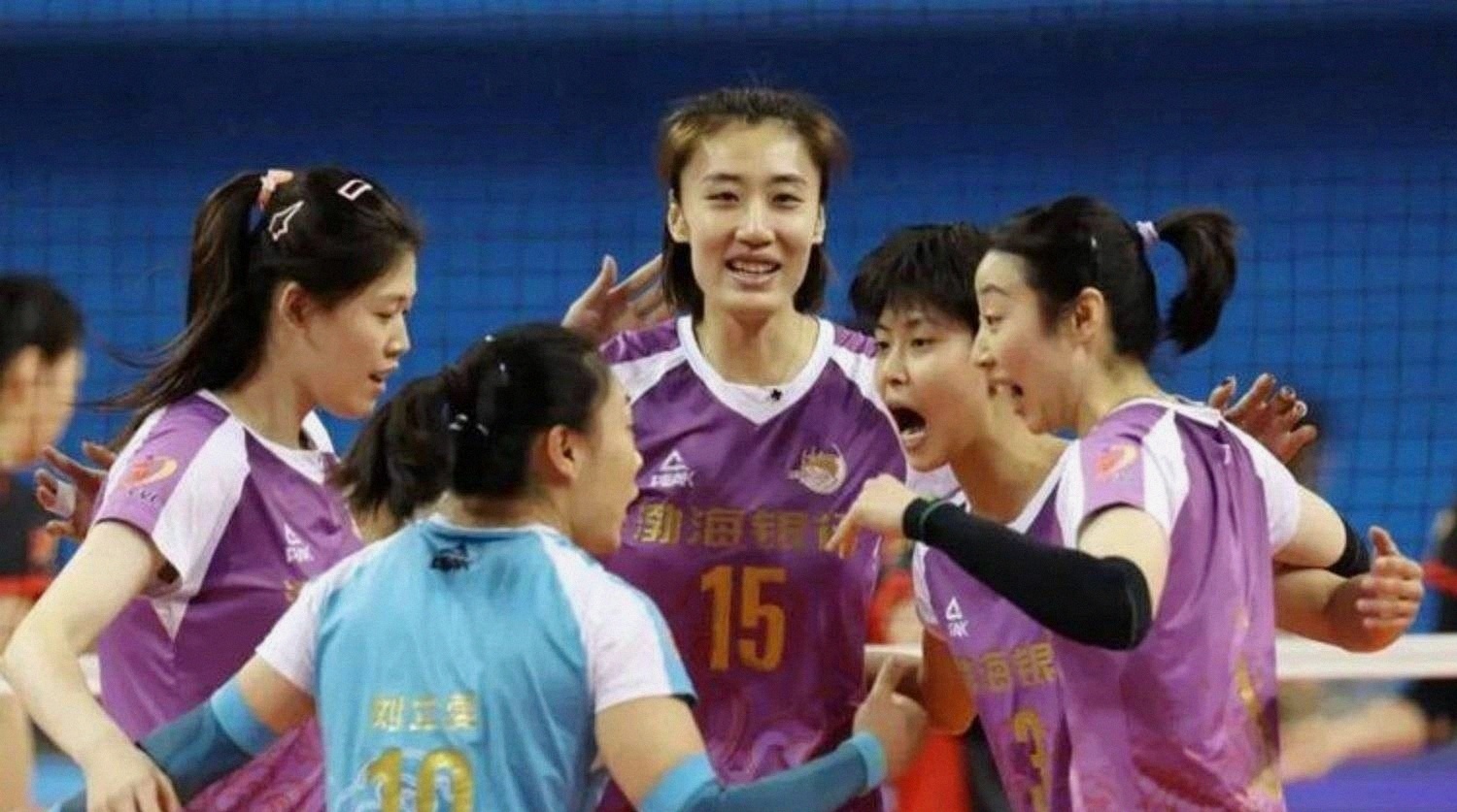 挥别天津女排赴土超,李盈莹送祝福,队伍重建迎新篇