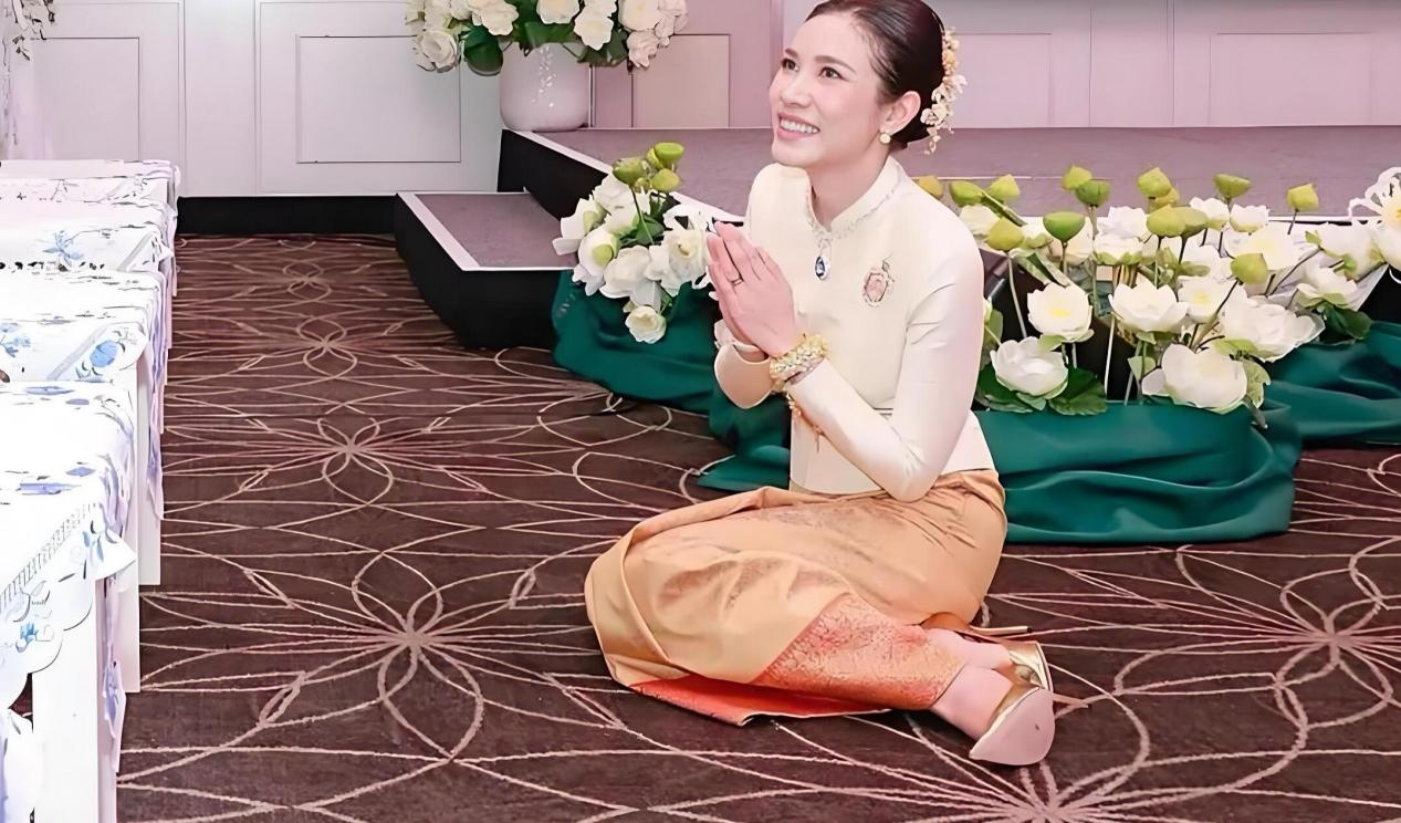 泰国贵妃诗妮娜封妃83天被废,跪地大哭求饶,王后一句话让她闭嘴