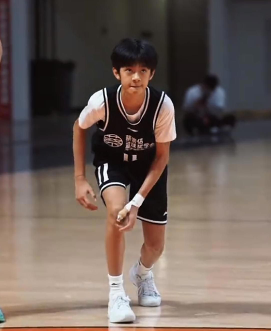 孙俪儿子打篮球照片帅气出众颜值高又阳光四肢修长或达一米九