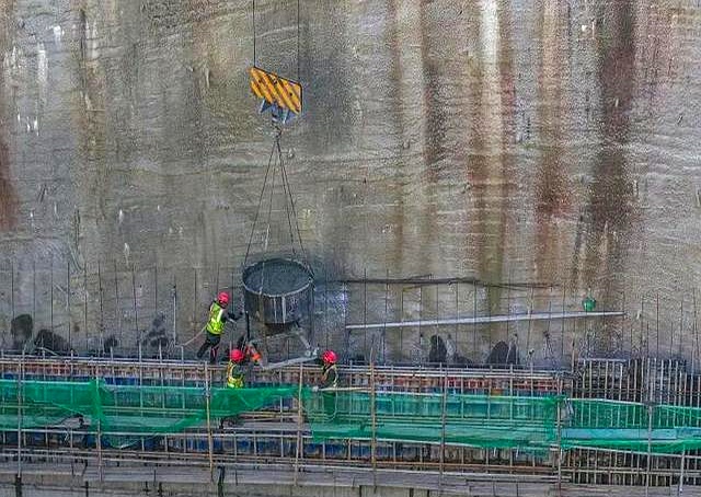 再传捷报!潘口水电站143吨"定海神针"成功吊装