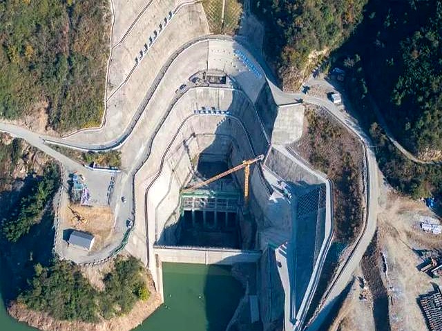 再传捷报!潘口水电站143吨"定海神针"成功吊装