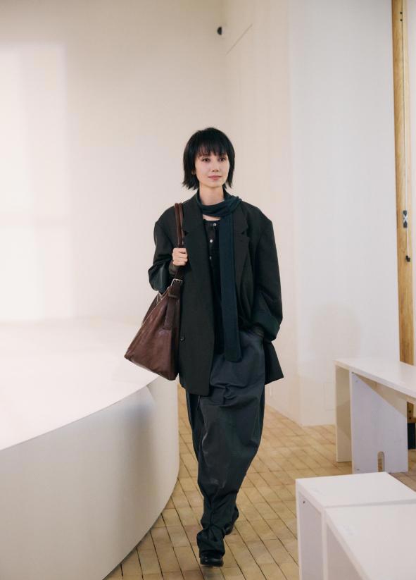 一种高雅气质叫"袁泉"穿毛衣配牛仔裤,魅力无双,美到骨髓