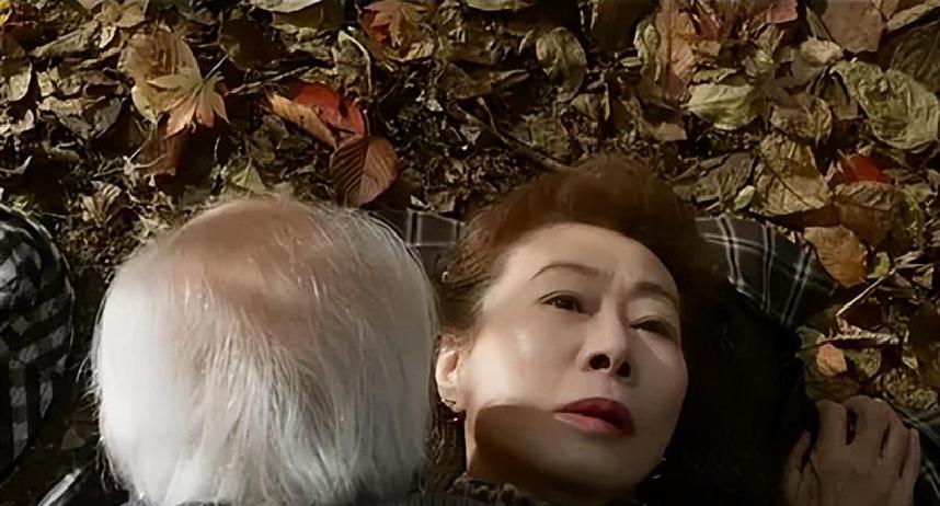 韩国《酒神小姐》:65岁大妈当街头女郎,揭示老年人内心欲望与折磨
