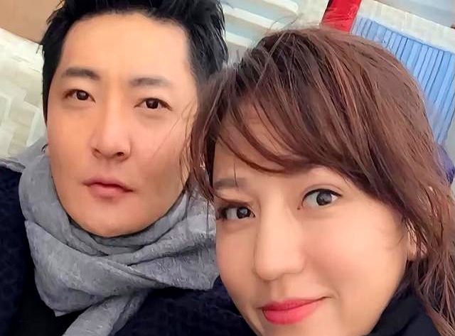 郭京飞夫妇大孤山祈福,鲍莉身材发福似素人,颜值直逼姐姐鲍蕾!