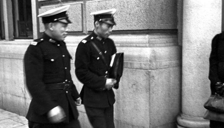 他从国民党那边过来当了警察,旧上海那套做派没改掉,陈毅说这事不能
