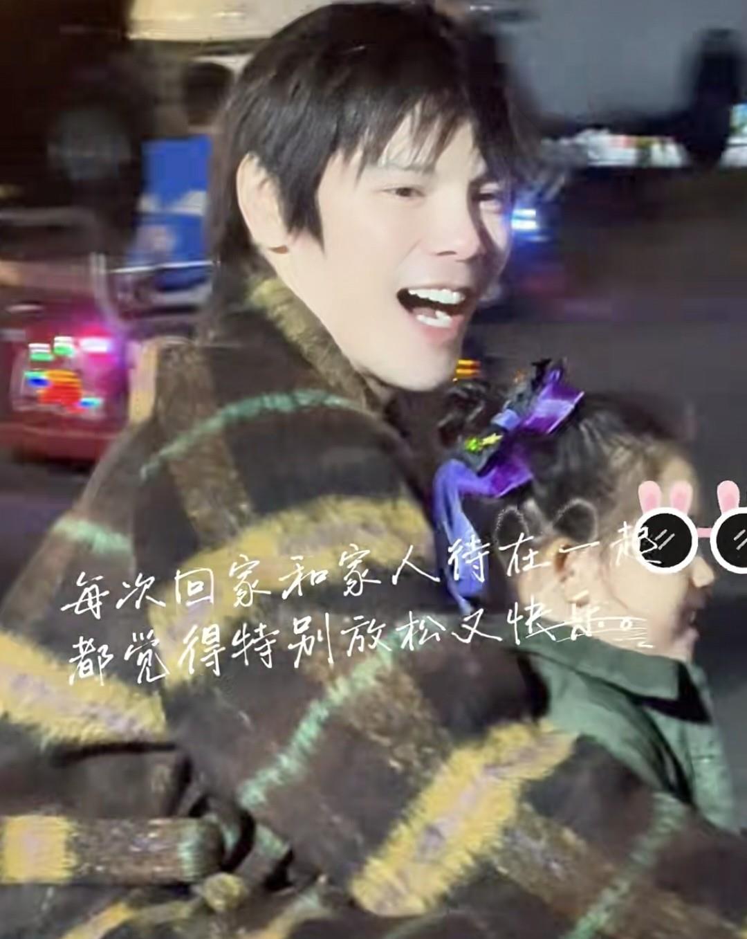 郭碧婷一家四口团聚向佐陪岳父散步尽孝三岁儿子骑父亲脖子