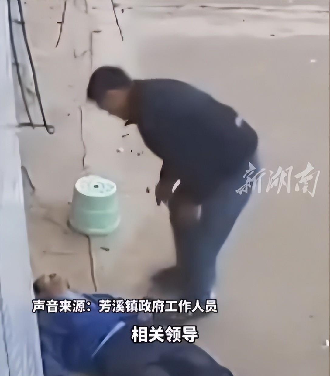 残疾老人门口遭打后续施暴者身份揭晓多次殴打家属拒绝和解