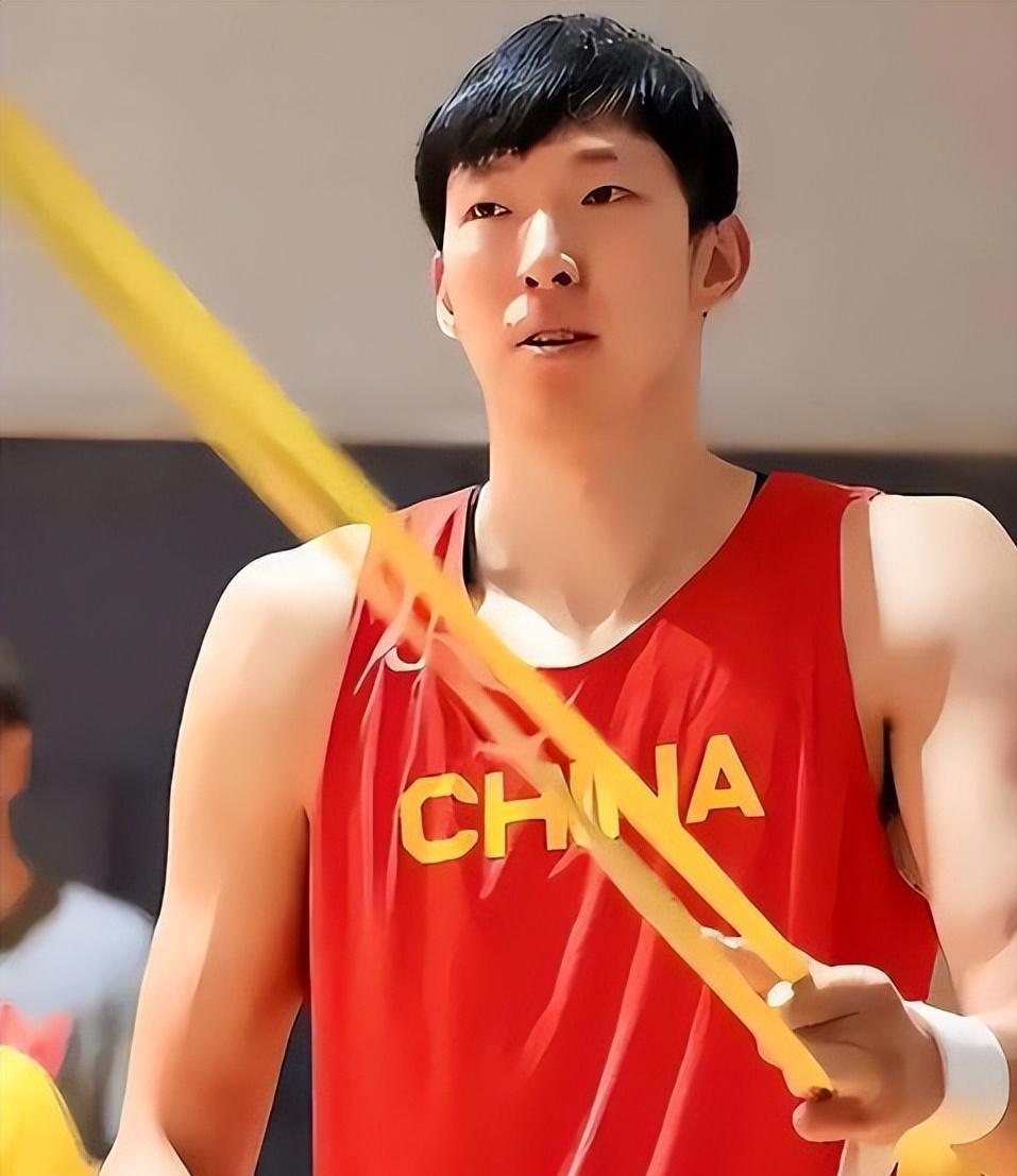 原来周琦妻子是她,1米8美丽空姐,比周琦大6岁,育3子身材依旧好