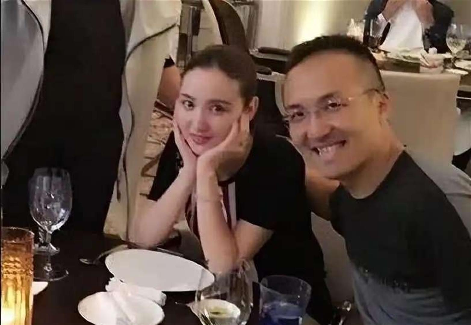 44岁张萌和50岁老公商场激吻,围观大妈表情亮了,网友:辣眼睛