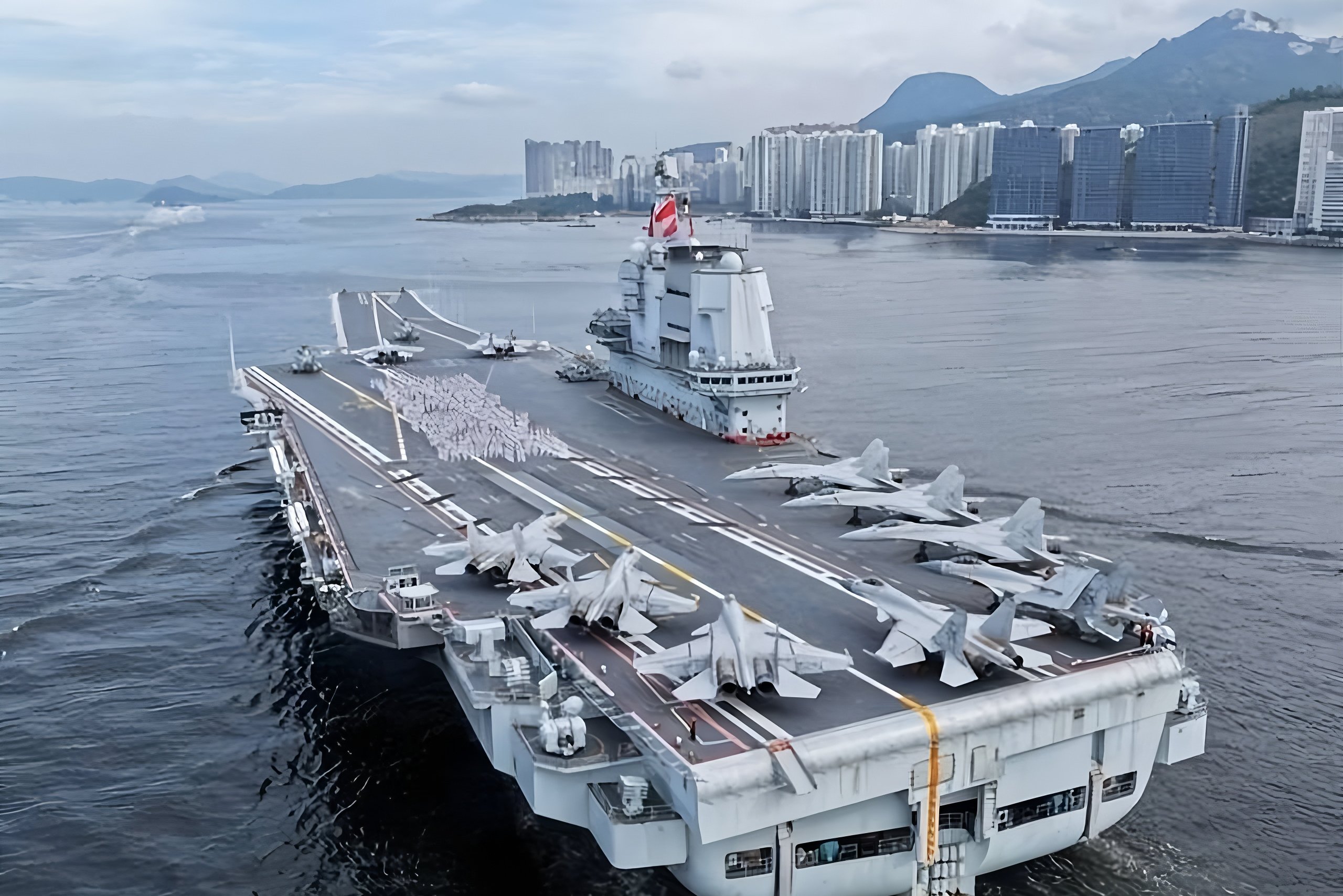 "福建舰"航母现身青岛军港,辽宁舰全程陪同,共同展开训练