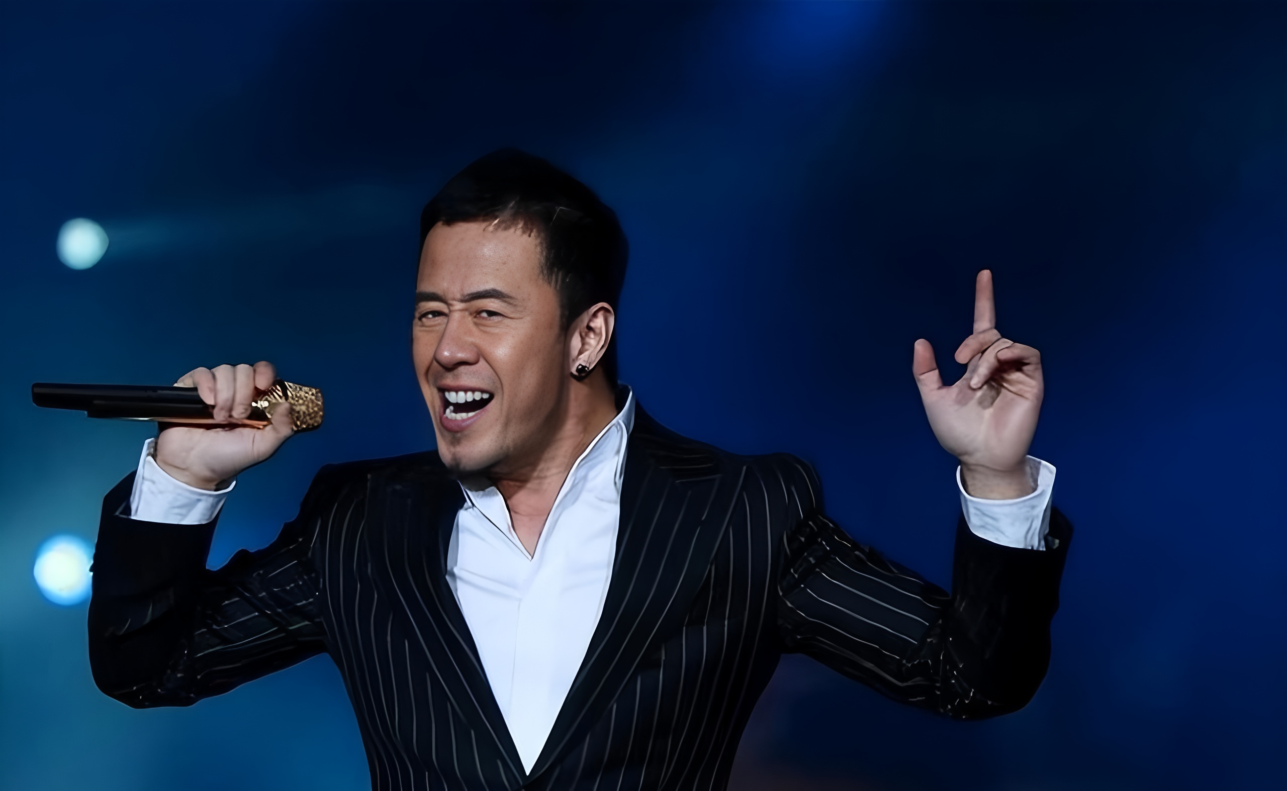 杨坤演唱会现场空座惨淡,唱到一半停麦直言人都跑了,尴尬怼观众彻底把