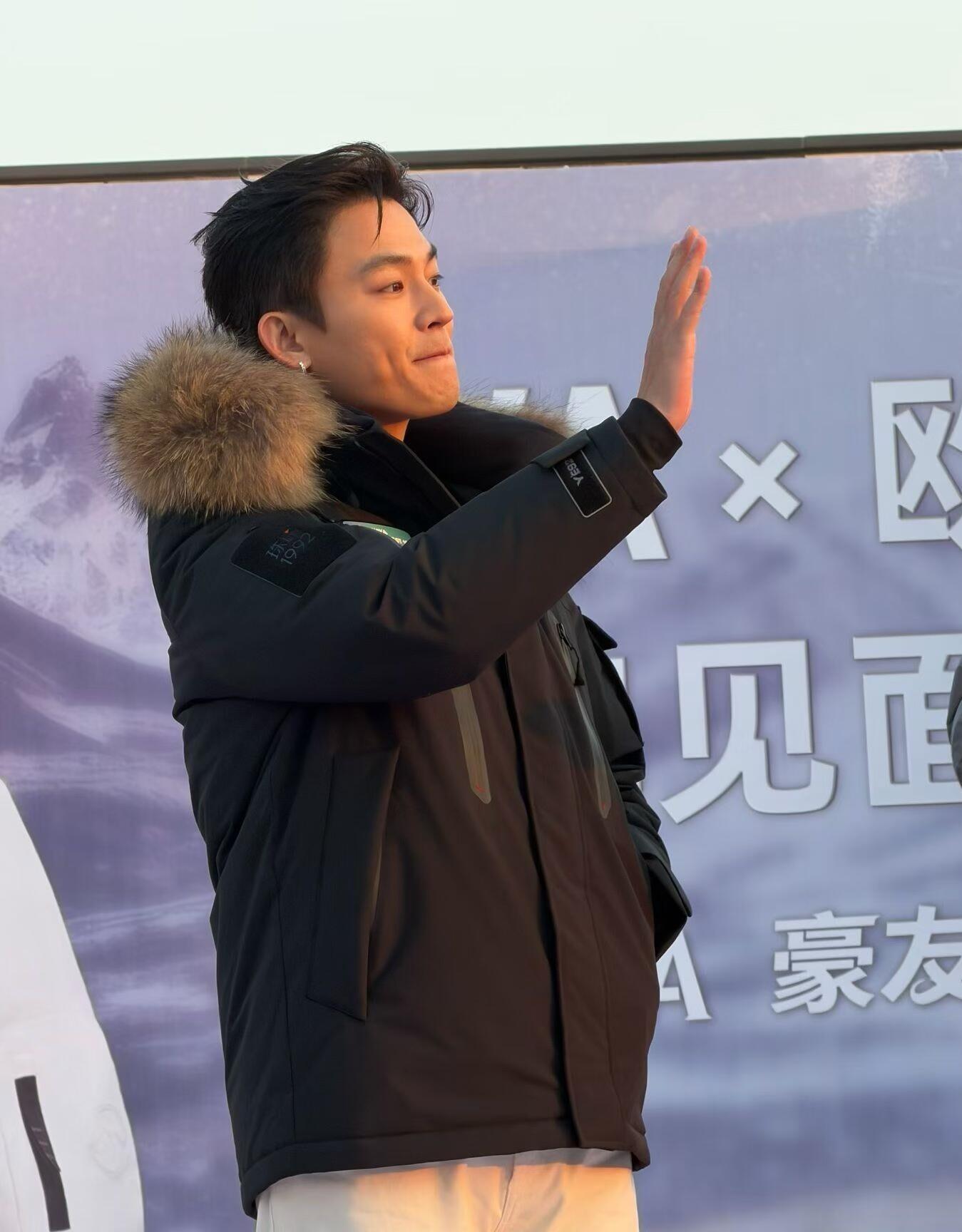 身穿黑色羽绒服亮相笑起来露出两个梨涡模样超帅