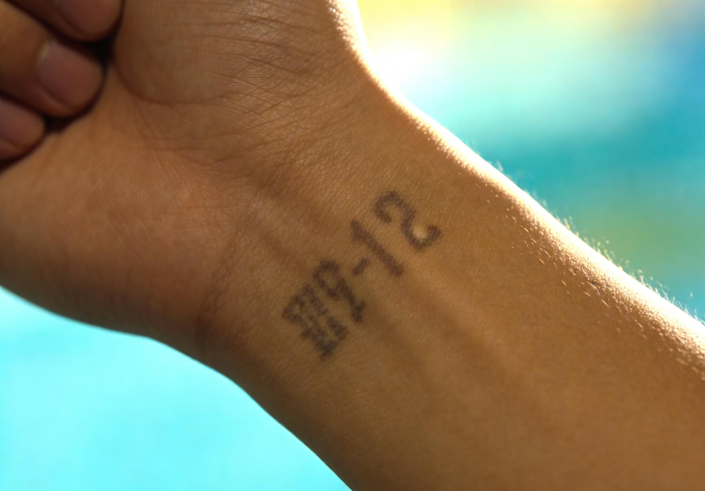 班长突然向我求婚,大家起哄时,我看到他手腕的数字纹身,那分明是我十