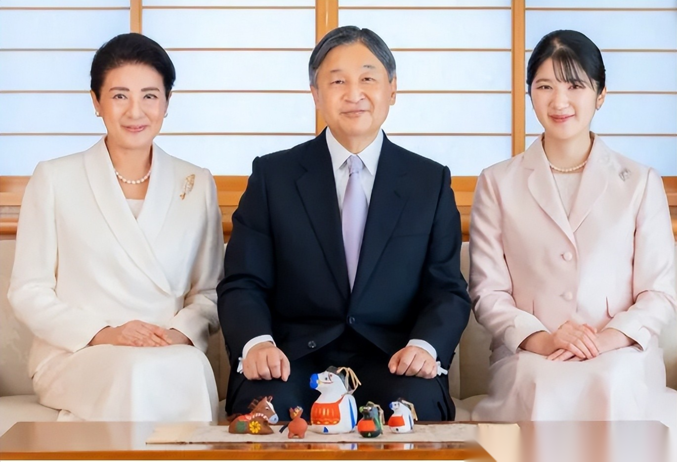 日本皇室马年全家福曝光,爱子公主亲切陪伴小马玩偶,悠仁亲王形象成熟