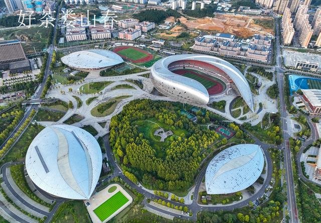 航拍视角:遵义奥林匹克体育中心建筑群展现磅礴与韵律