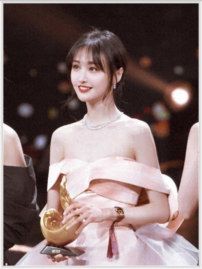 郑爽近照睡衣素颜接地气,脸部僵硬法令纹抢镜,曾经白月光如今普通人