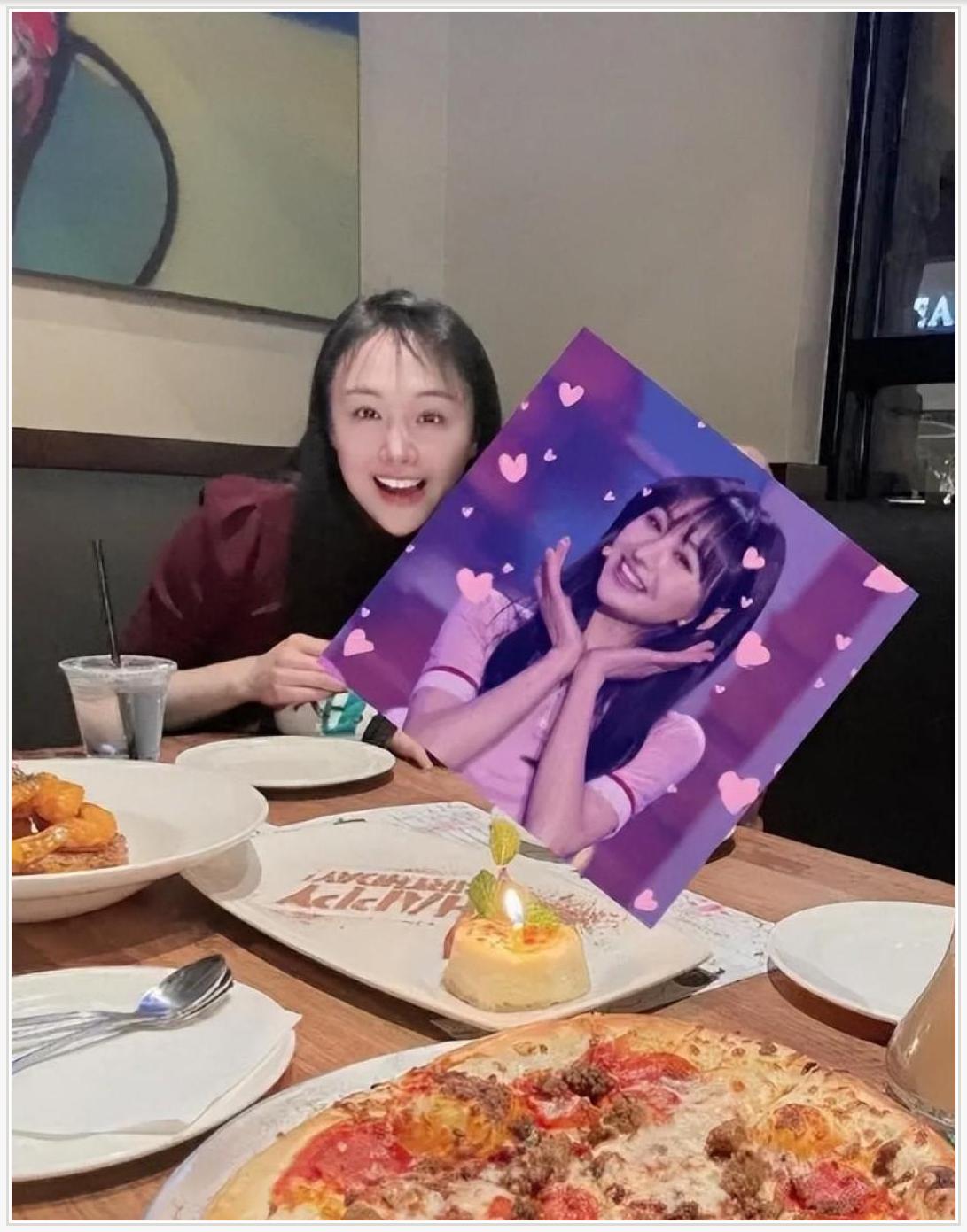 她素颜卖萌超松弛,可苹果肌下垂法令纹藏不住,卖惨录音还算数吗?