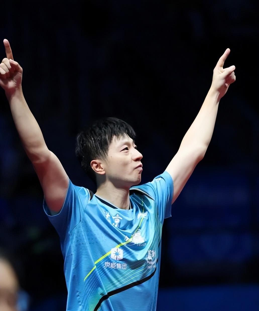 马龙夫妇共赴牛排餐,夏露驾驶兰博基尼送子上学,居豪宅带草坪