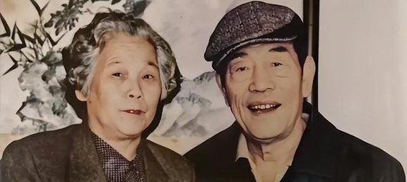 杨少华之妻与丈夫包办婚姻,年轻时气质出众,吃苦半生育有4子