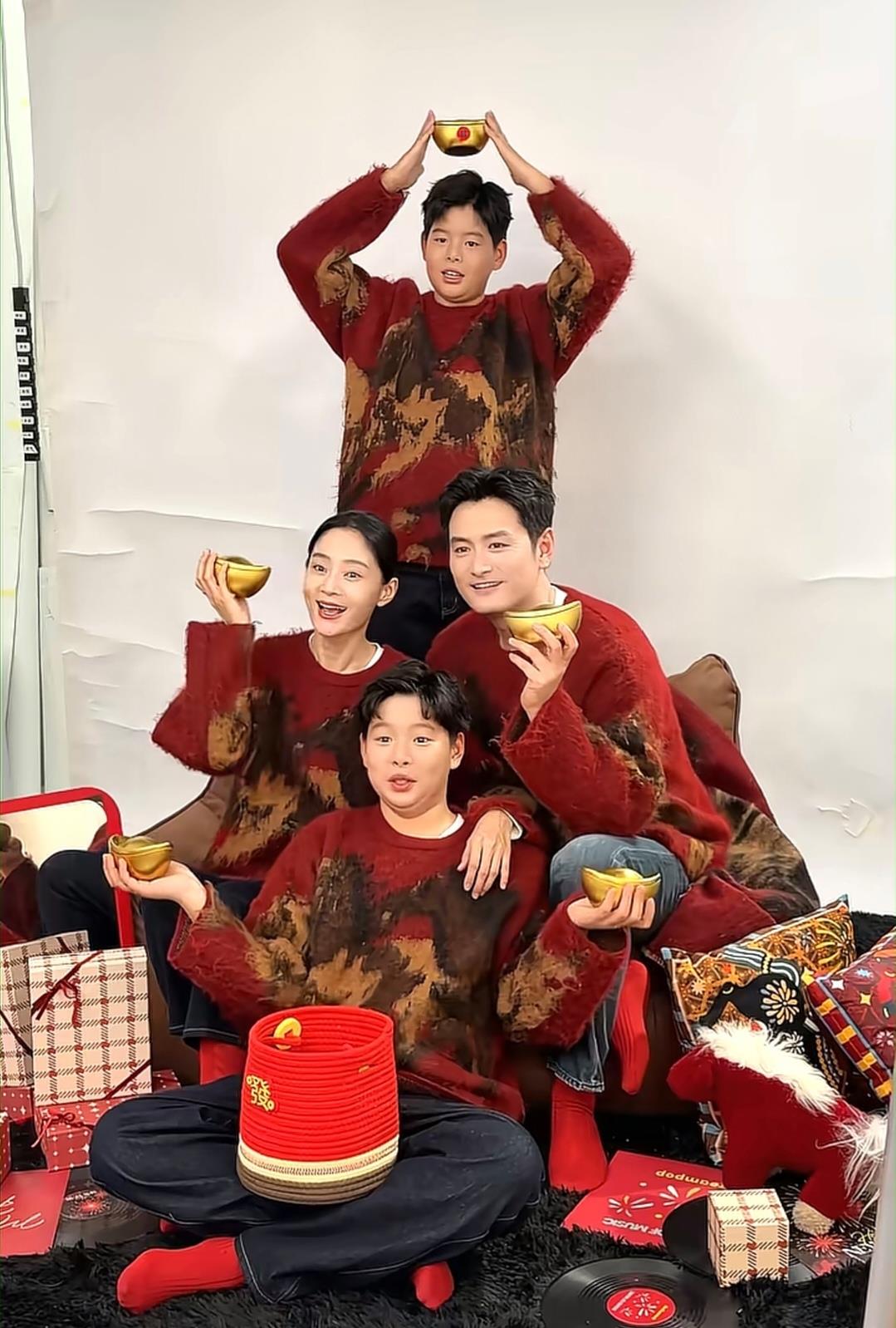 王媛可一家合影,丈夫王雨与双胞胎儿子高大帅气,画面赏心悦目