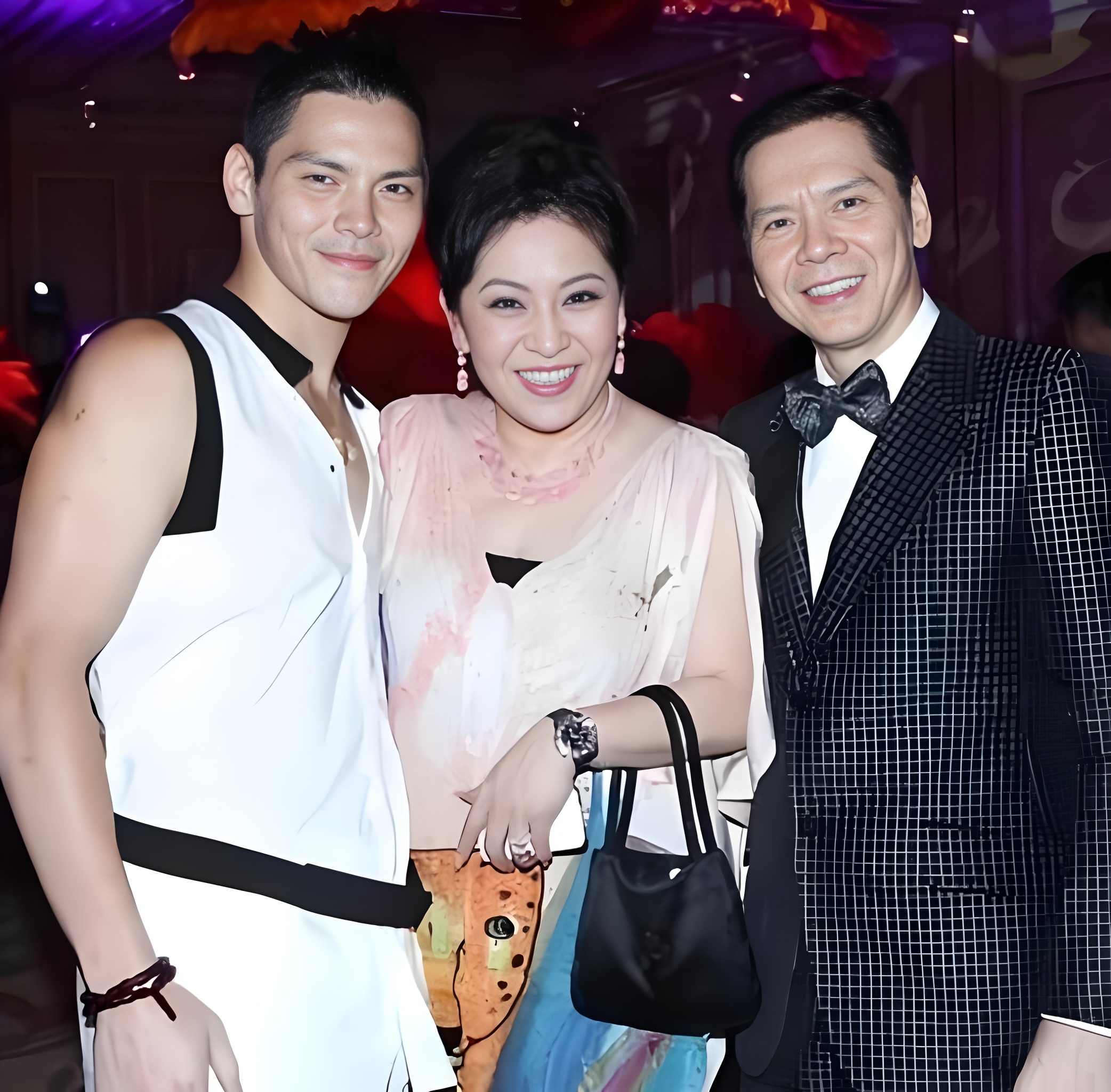 向太生日全家台湾庆祝,向华强抱孙女不撒手,宣布几十亿珠宝全留孙女当