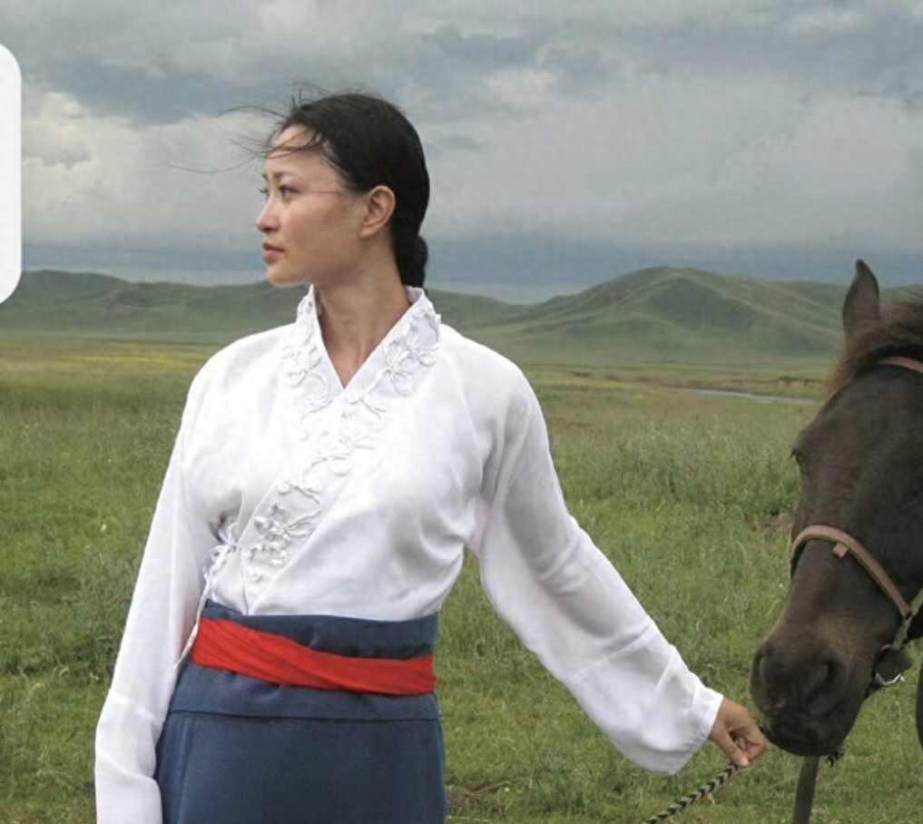 导演亦风爆料,李微漪远离网络,草原坚守与格林之约!