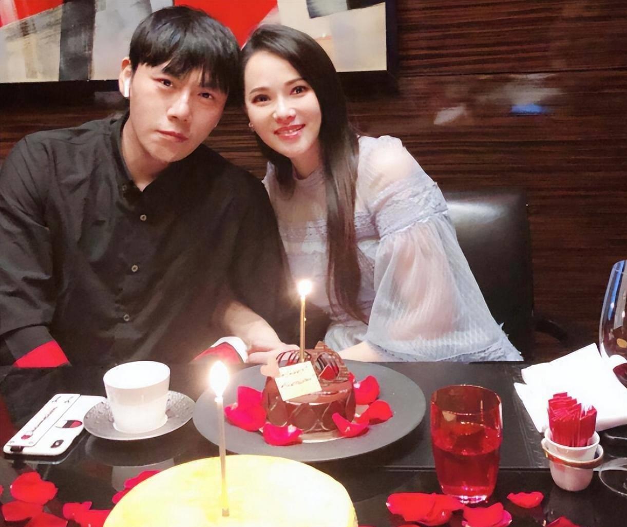 伊能静怒怼婚变谣言:秦昊肚腩抢镜,伊能静少女粉裙,"各过各的"才是