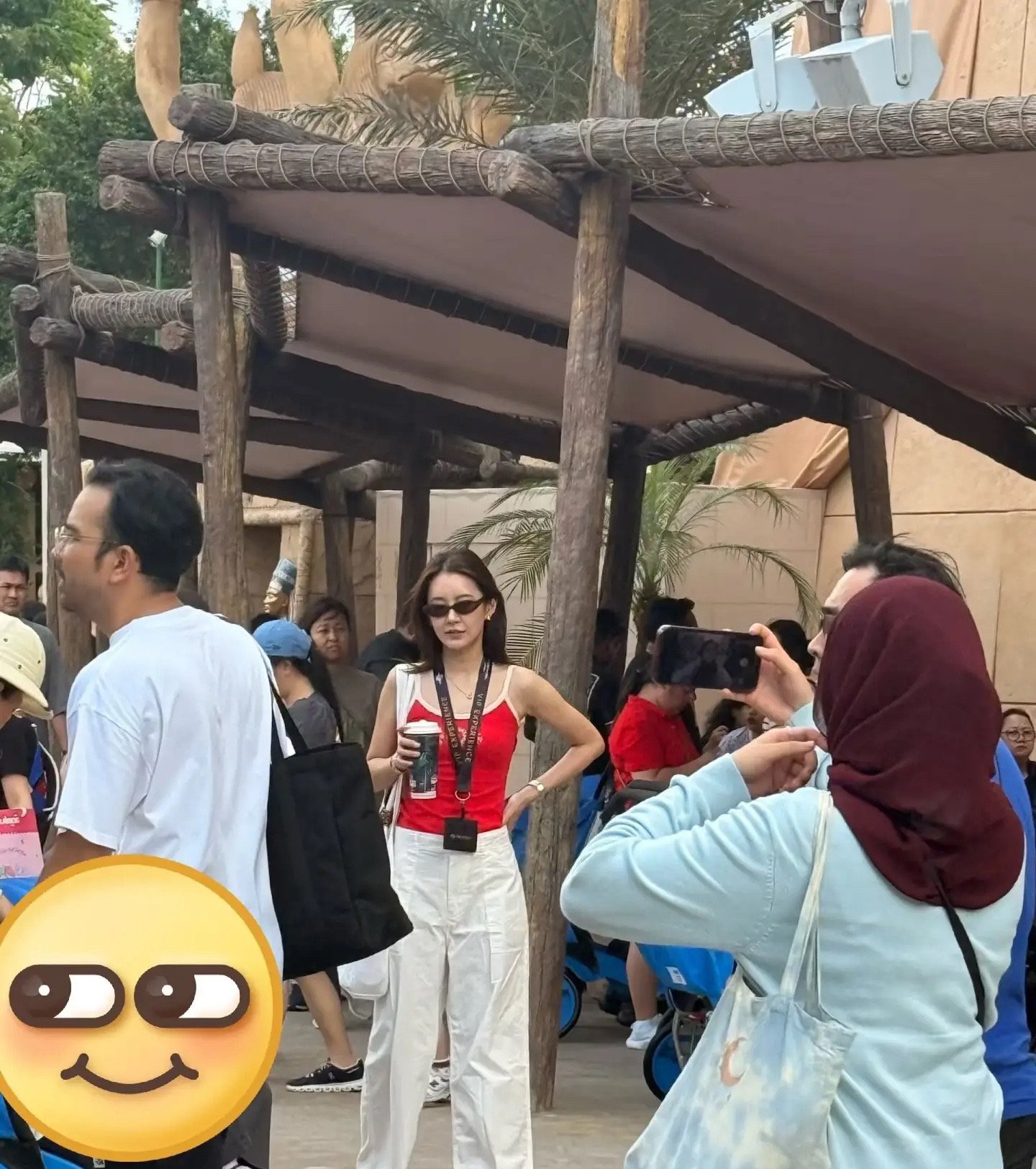 陈赫携家人新加坡游玩身形发福约摸160斤穿厚底鞋才与老婆一样高