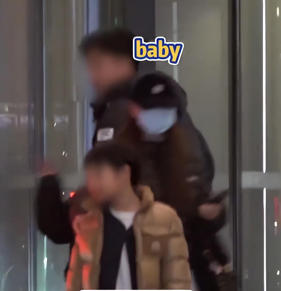 杨颖携子外出与友聚会九岁小海绵调皮捣蛋外貌酷似黄晓明