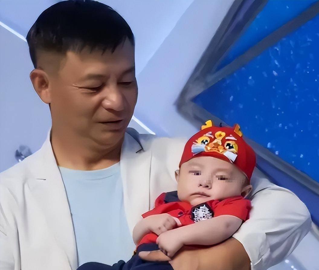她原是李大双发妻,与李小双协作紧密,如今仍为李小双"效力"