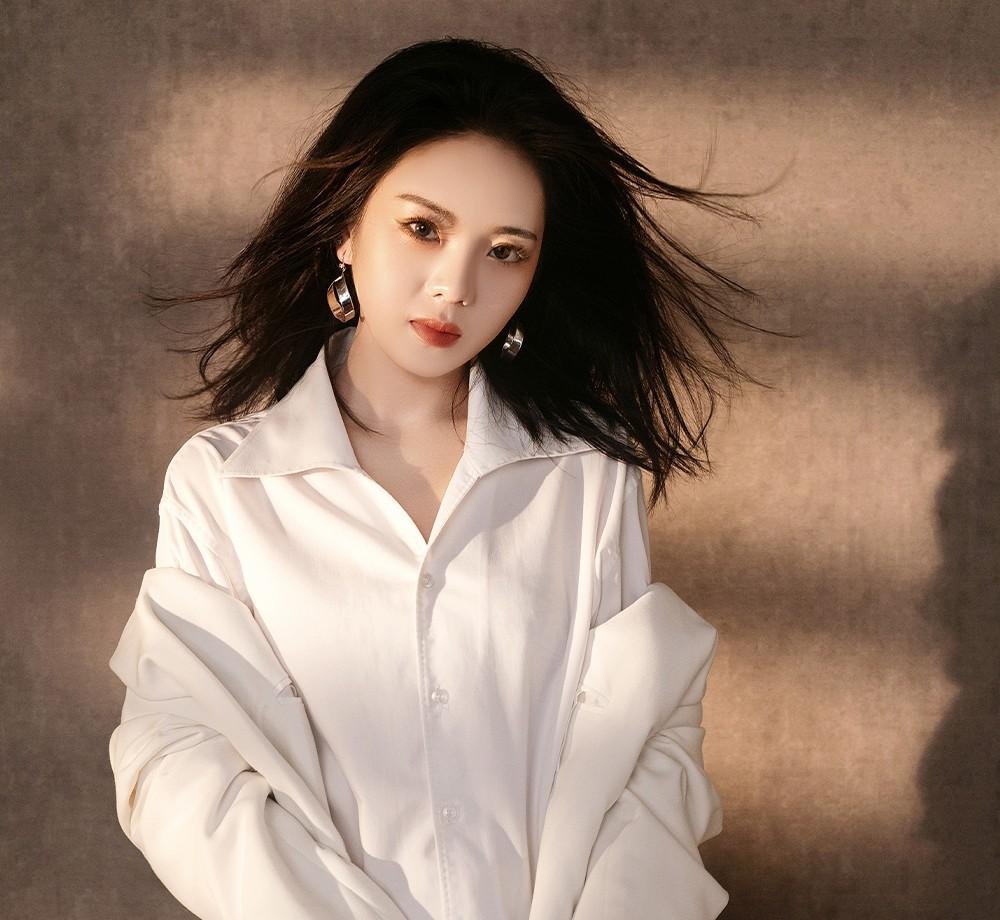 21岁靓女歌手,陕北民歌新锐,获称"民歌状元"