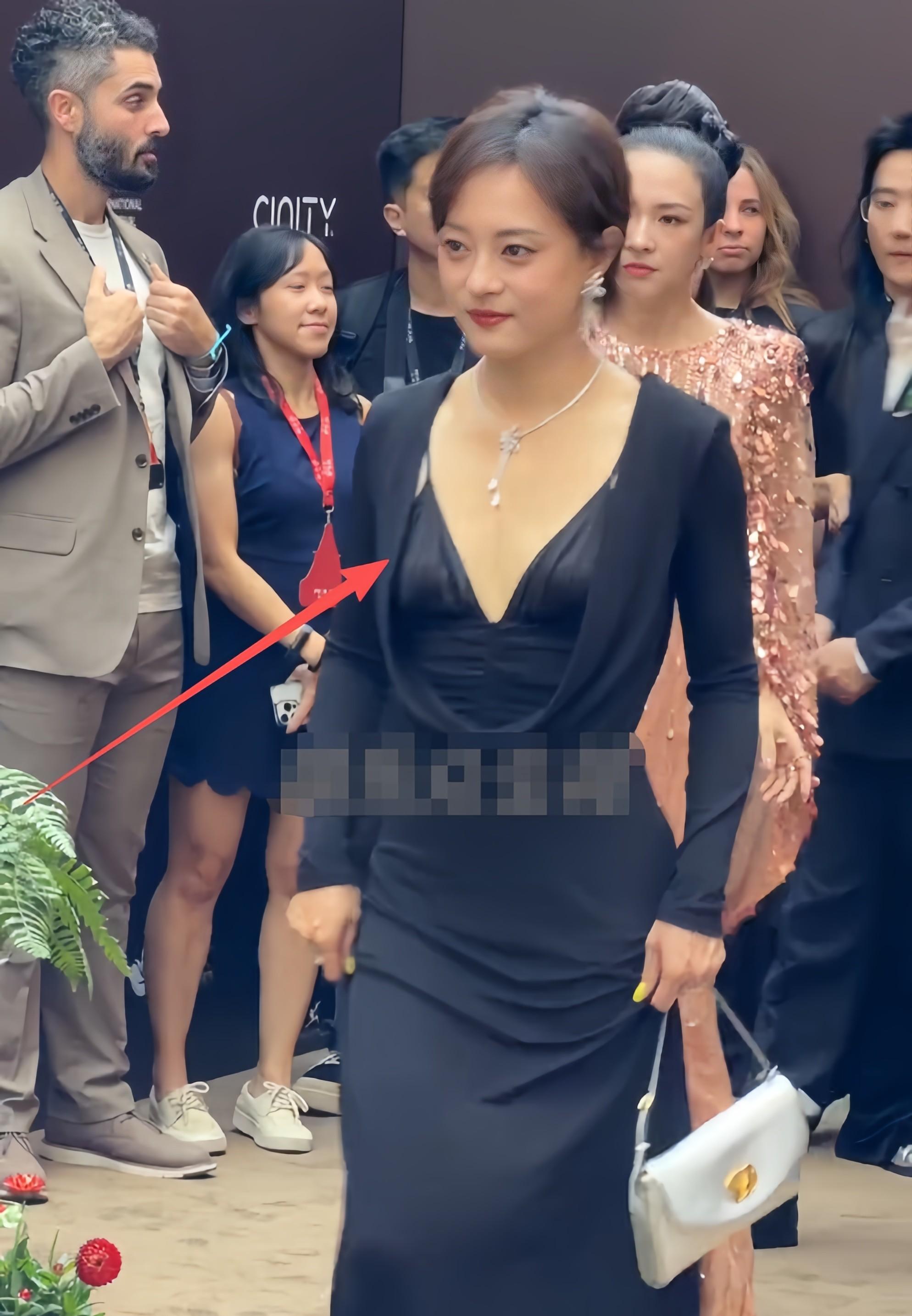 43岁孙俪与46岁章子怡同台一个面部显饱满一个嘴角微瘪皮相与骨相差