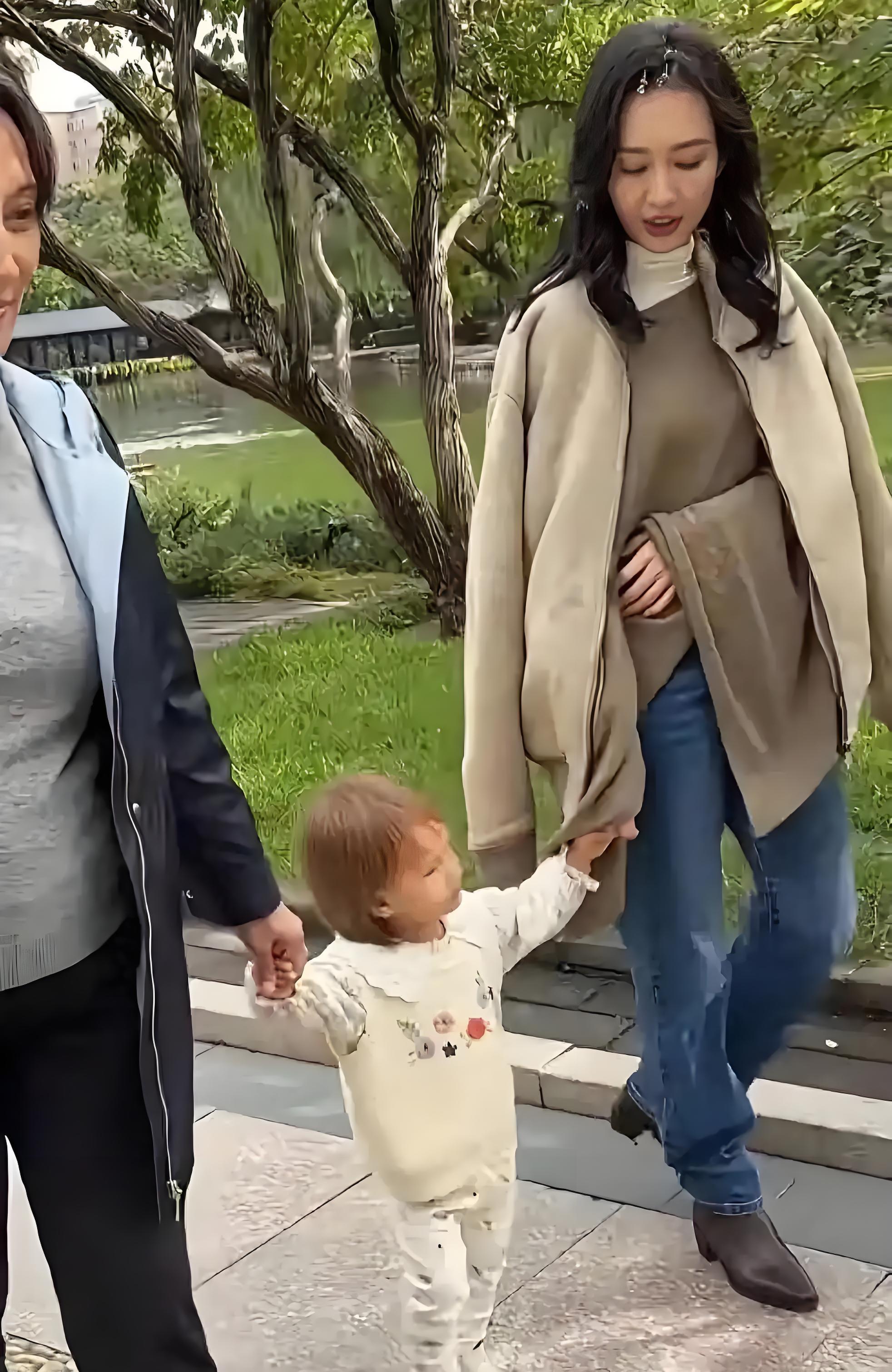 王鸥牵着女儿和妈妈散步孩子长相看起来不像何九华