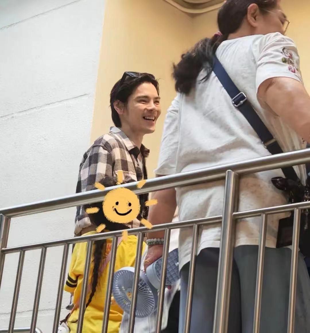 郭碧婷父亲公布全家合影长女婿向佐未出席亦为郭碧婷子女遮挡