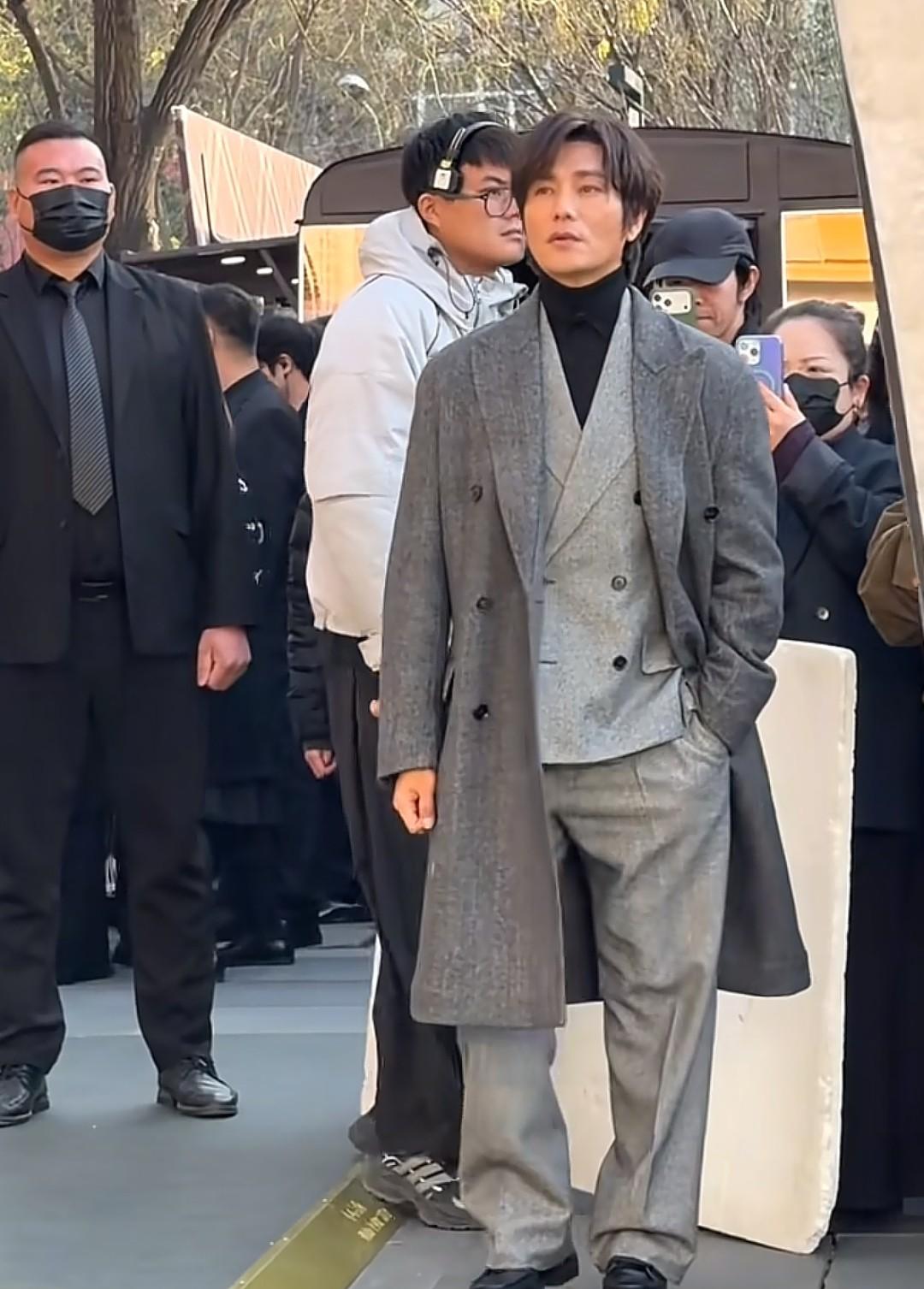 看了黄晓明48岁和陈坤49岁的近照终于分清油腻和清爽