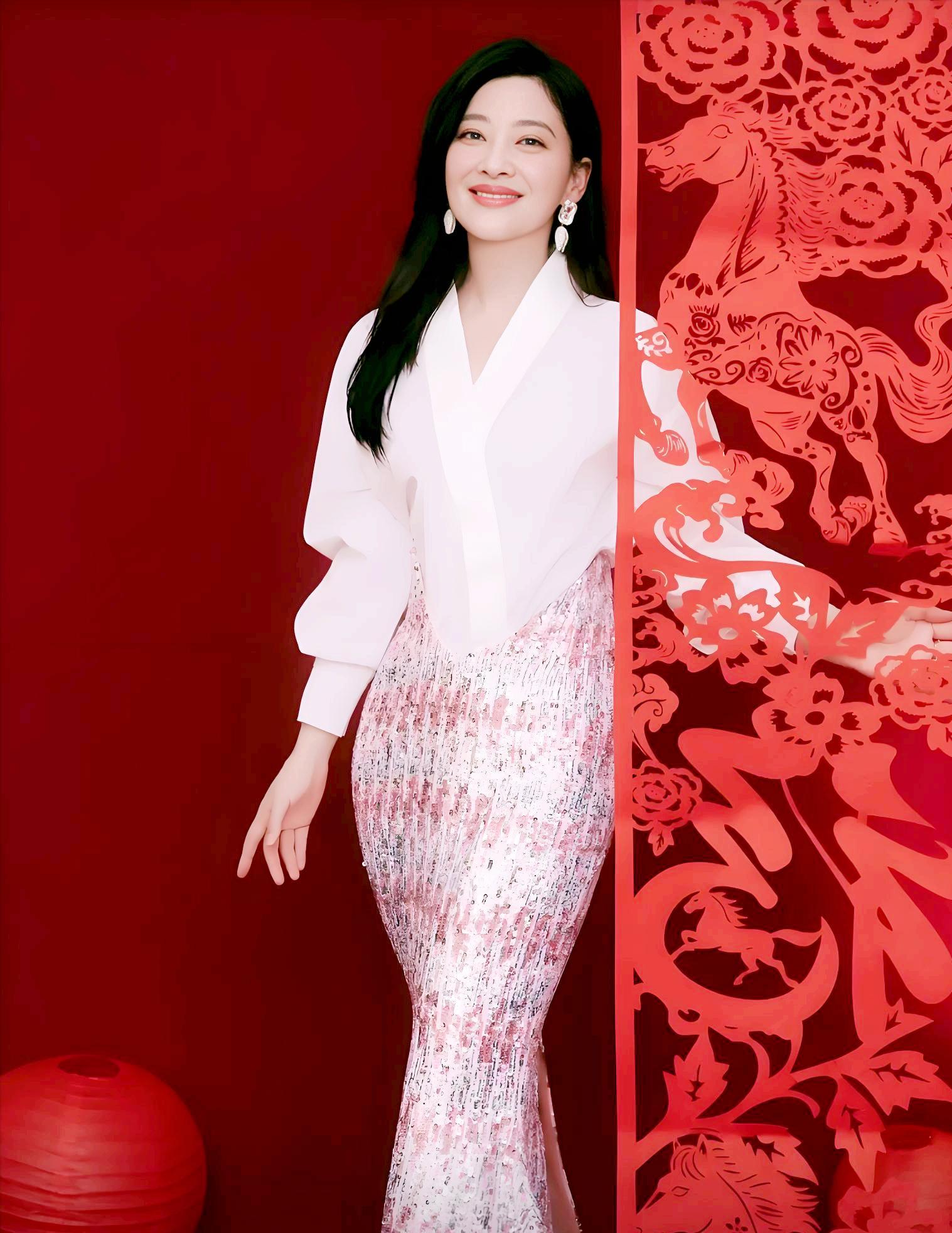 梅婷登湖南卫视春晚唱歌引热议当年被指偏爱儿子现在变化如何?