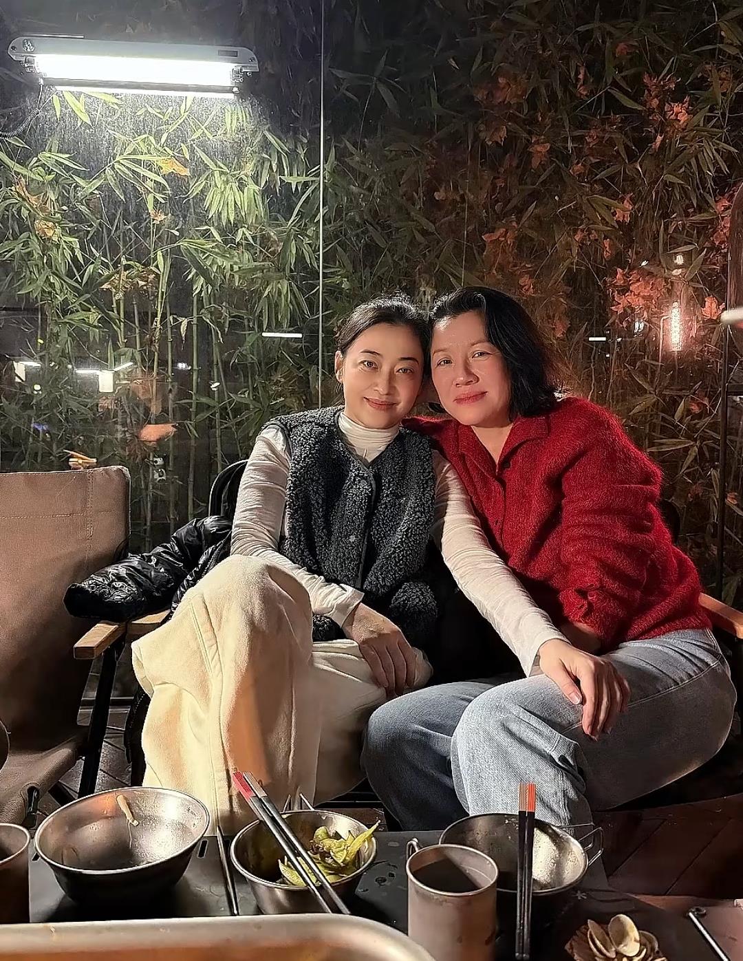 梅婷晒春节日常邀刘琳到家吃烤肉豪宅宽敞明亮