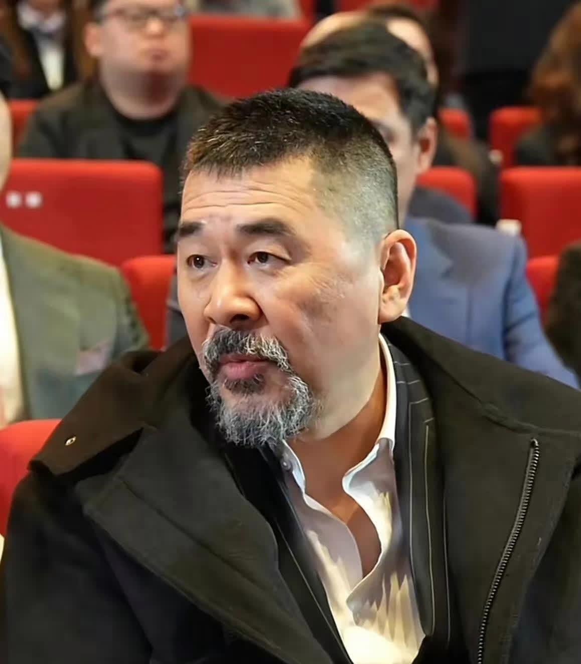 55岁的陈建斌长相普通模样看着凶还胡子拉碴