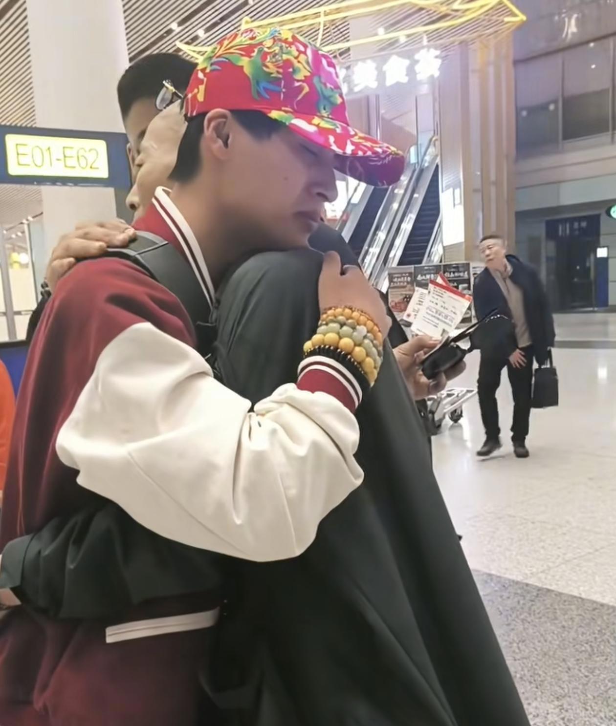 不是滋味张云鹏与父亲机场分别哭成泪人爷俩俩抱一起依依不舍