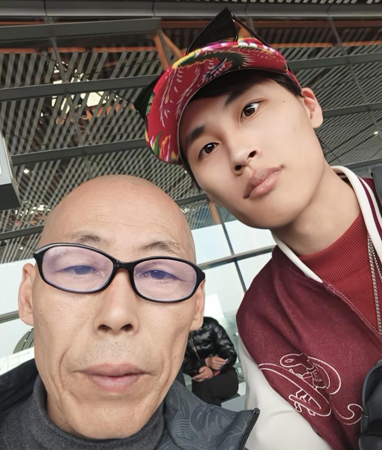 不是滋味张云鹏与父亲机场分别哭成泪人爷俩俩抱一起依依不舍