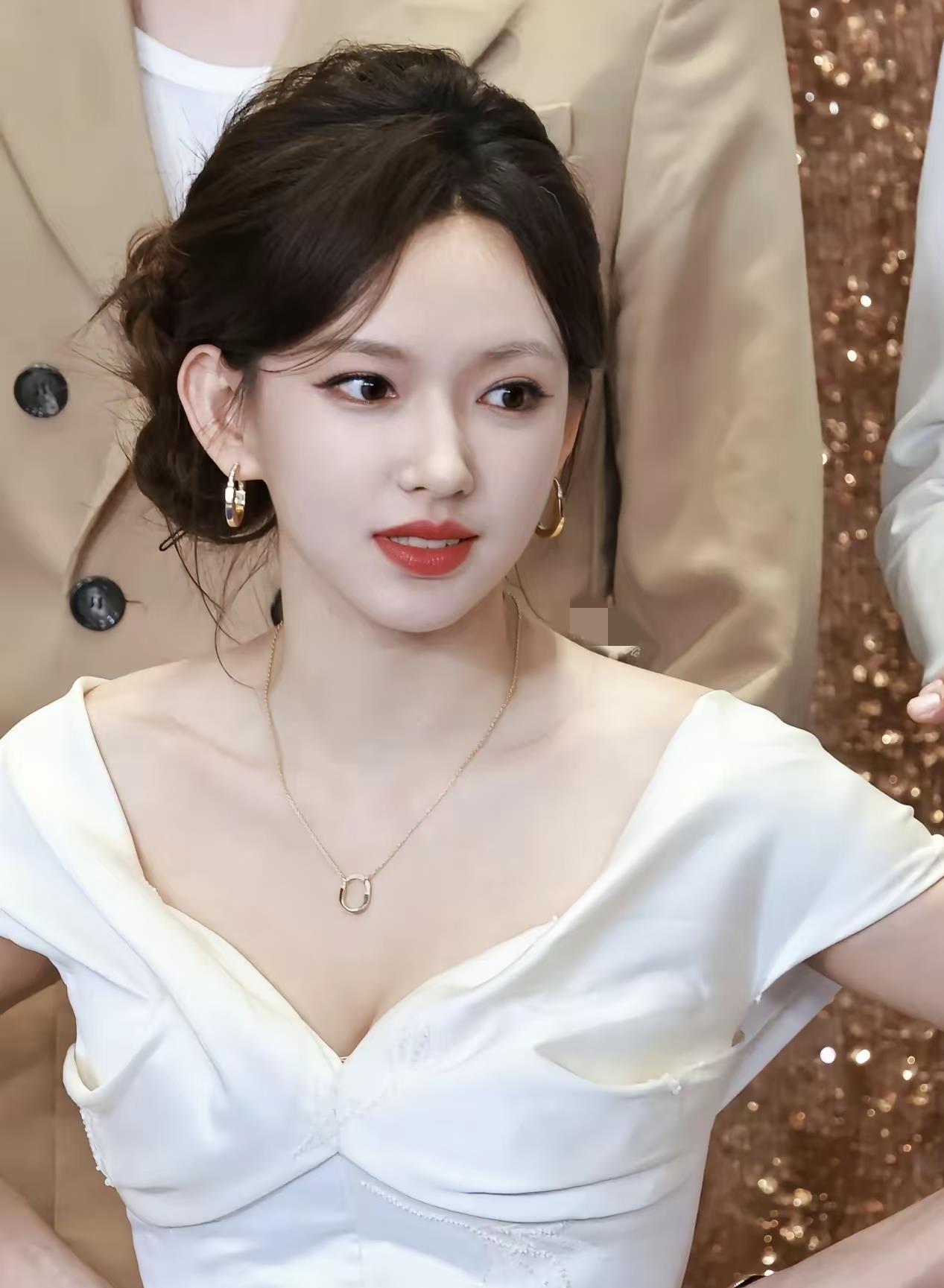 程潇活动现场站累了直接叉腰弯腰还嘟嘴原来仙女站久了腰也疼