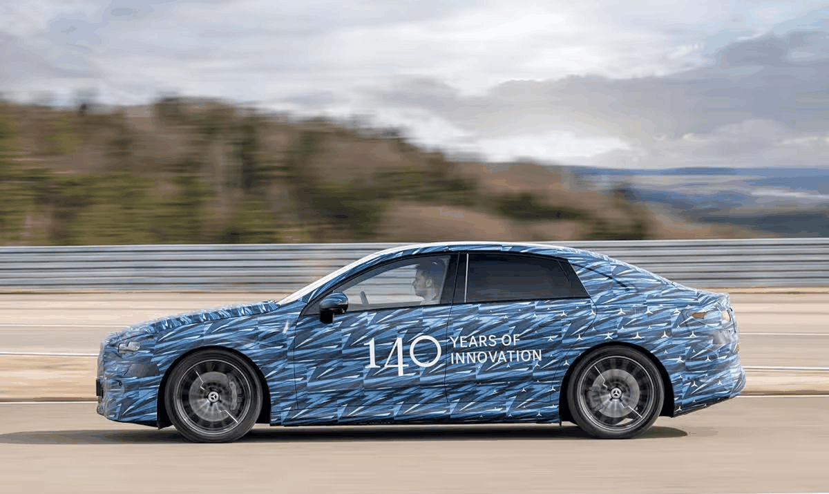 国产奔驰C级纯电谍照曝光，专属加长轴距放大后排空间，基于800V纯电平台打造，彻底告别油改电，2026年下半年上市-有驾