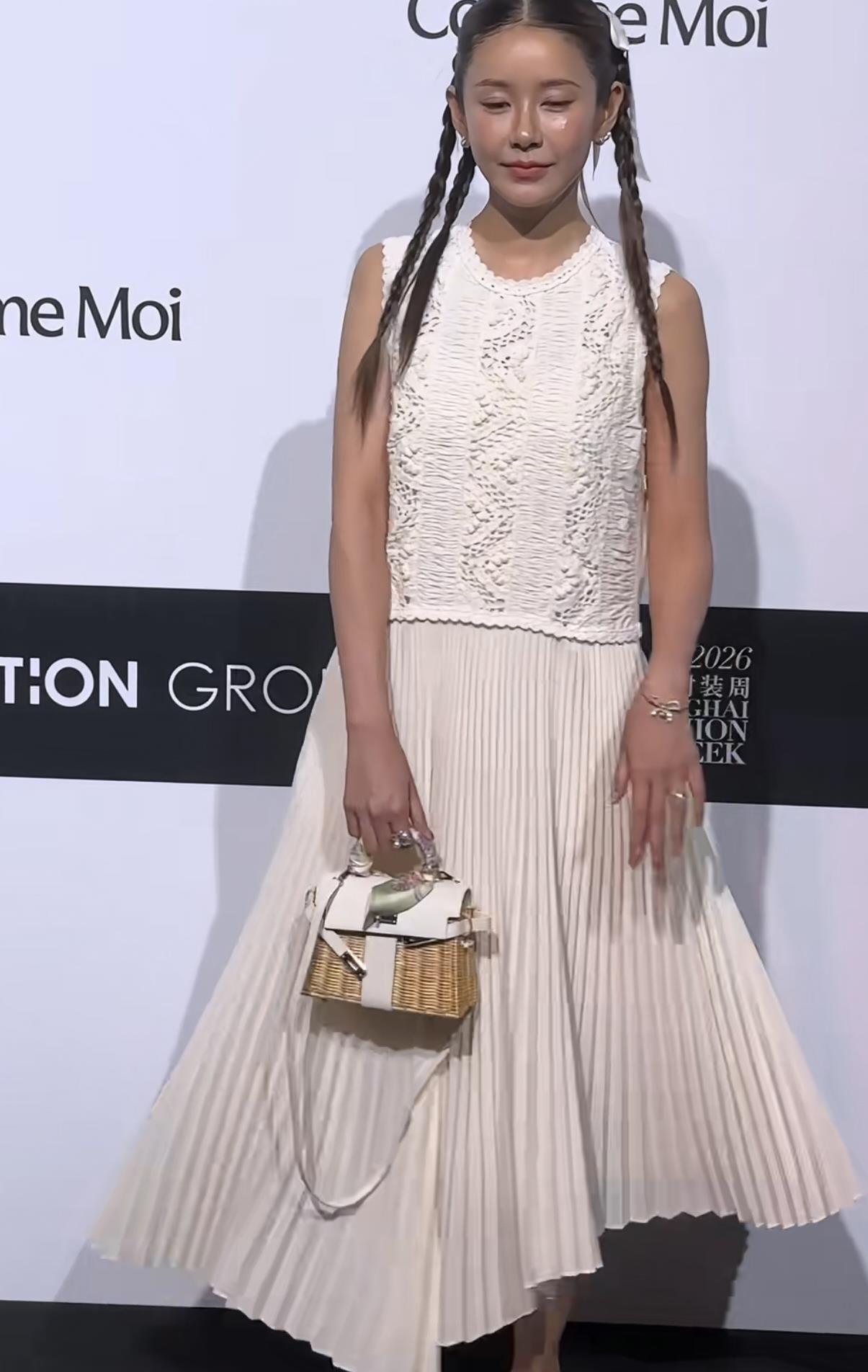 陈赫老婆张子萱久违出席活动白裙双马尾造型这状态让人羡慕