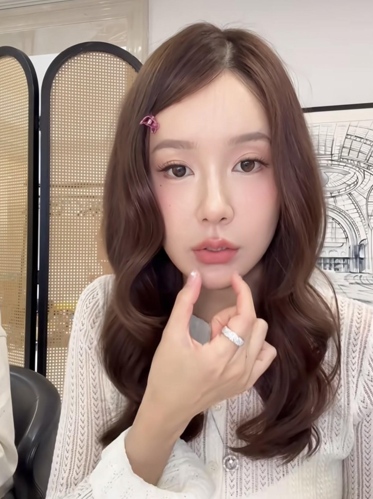 陈赫二婚妻子罕见亮相红毯面部肿胀油腻如猪刚鬣网友