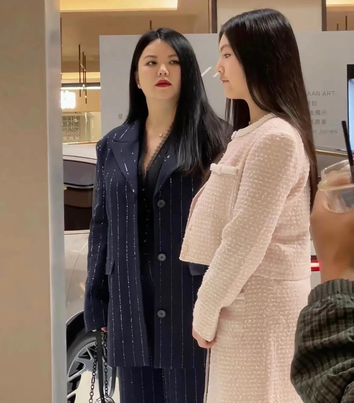 李湘终于现身身材消瘦难辨王诗龄打扮简单出行时机颇为微妙