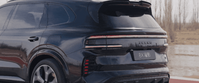 以为极氪8X曜影版只是个小号9X，深度试驾后才懂主动防倾杆才是底盘尊严，别被营销话术蒙蔽，看透车企在成本与体验间的博弈-有驾