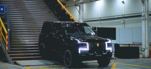 智能越野时代来临：仰望U8让新手秒变老司机，这种傻瓜式操作到底是科技进步还是越野乐趣的彻底丢失？-有驾